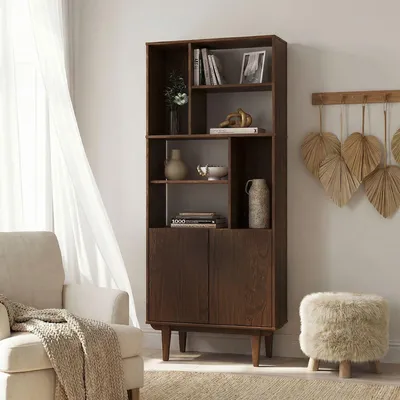 Produktbild von Wohnzimmerschrank SIMONA mit offenen Fächern, nussbaum farben – modernes Holzregal skandinavisches Design mit Türen und Stauraum Wohnzimmer Regal Design Bücherregal