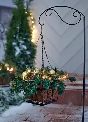 Produktbild von Metall Gartenstecker mit Blumenampel & Gesteck + LED Beleuchtung, Schäferstock mit Haken, Weihnachtsdeko, Gartendeko für Draußen