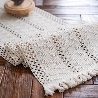 Produktbild von Beige Macramé Tischläufer Boho aus Baumwolle und Flachs mit Bürsten, rechteckig gehäkelt, 30x90cm