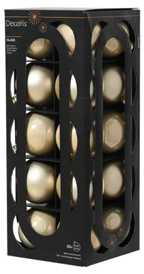 Eine schwarze Kartonverpackung mit Sichtfenstern, gefüllt mit zwanzig champagnerfarbenen Christbaumkugeln aus Glas in matten und glänzenden Varianten