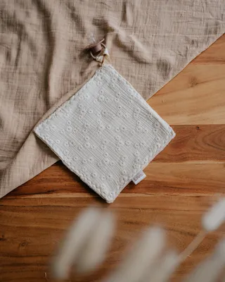 Produktbild von Little Livo Schnullertuch Baby Quadratisch – Handgefertigtes Schmusetuch – Baumwolle & Fleece – 20 x 20 cm – Broderie Blumenmuster