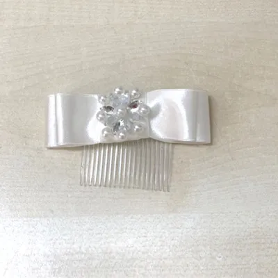 Produktbild von Haargesteck Haarkamm weiß Haarschleife für Kommunion oder Hochzeit Steckkamm