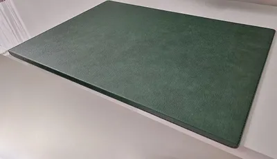 Produktbild von PM Schreibtischunterlage abgewinkelt mit Kantenschutz, Einzelleder in 3 Größen und in 7 Farben (grün, 70cm x 48cm)