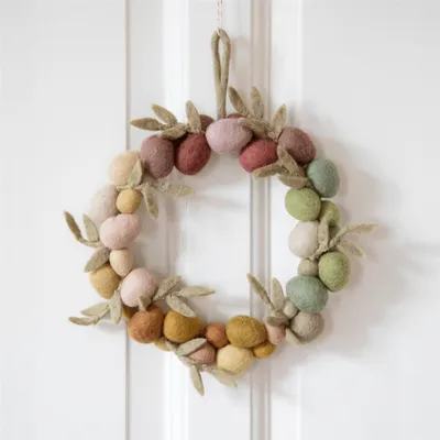 Produktbild von Frühlingshafter Filz Osterkranz 25 cm in Pastellfarben mit Ostereiern und Zweigen zum Aufhängen