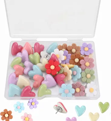 Imagen del producto de Clavijas decorativas con forma de flor y corazón, 66 unidades, 30 flores, 36 corazones, para usar en corchetes o tableros de anuncios