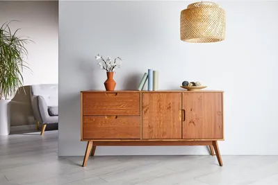 Zdjęcie produktu dla Kredens TIVOLI w stylu skandynawskim z litego drewna w kolorze kasztanowym, komoda z 2 drzwiami i 2 szufladami, bufet