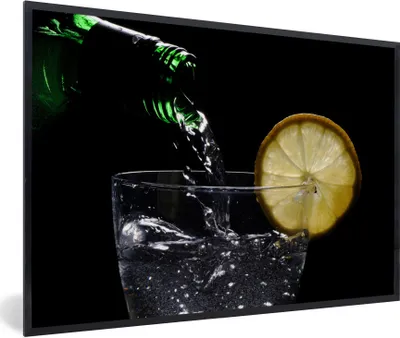 Produktbild von MuchoWow® Gerahmtes Poster Ein Cocktail wird auf einem schwarzen Hintergrund ausgeschenkt 90x60 cm - Poster mit Schwarzem Bilderrahmen Wandposter Rahmen Foto Bilder - Fotorahmen - Foto-Plakat
