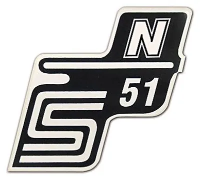 Produktbild von Aufkleber Simson S51 N Klebefolie Sticker Logo Schwarz Weiß Seitendeckel für den Seitendeckel links oder rechts Merch