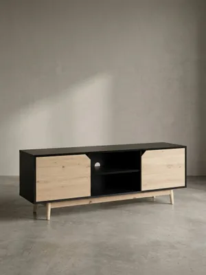 Frontale Studioaufnahme der TV-Kommode 150x55x40 cm mit markanten Türen in Eichenoptik und Massivholzbeinen vor weißem Hintergrund._#sku_SAFWL6.818#