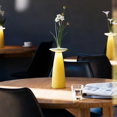 Image de SIGOR LED Lampe de table à accu + vase "Nuflair" 2,2W 820 (blanc chaud) + 827 (ton chaud-extra) jaune soleil à intensité variable