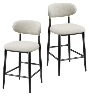 Imagen del producto de Dos taburetes de bar tapizados en tela, con respaldo redondo, detalles dorados, patas de metal negras y reposapiés, ideales para barras o islas de cocina, color beige