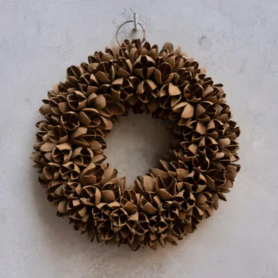 Produktbild von Kranz aus getrockneten, gefärbten Bakuli Schoten, Kakao, 20cm, mit Aufhängering, für Innenbereich