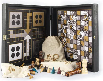 Produktbild von Manopoulos 4-in-1 Spiele-Set – Wenge-Optik – Schach, Backgammon, Ludo & Schlangen (34x34 cm)
