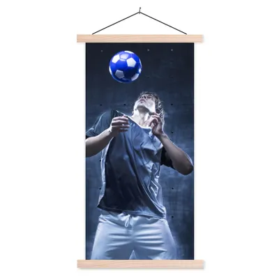 Produktbild von MuchoWow® Textilposter Hochbegabter Fußballer 60x120 cm mit holzfarbenen Rahmen - Holz