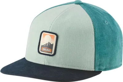 Kappe "Redmond Cap" von Edelrid in grün und blau mit einem abgerundeten Schirm und einem Logo-Patch.