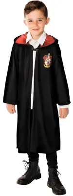 Junge trägt schwarzen Harry Potter Gryffindor Umhang mit rotem Kapuzenfutter, Brustwappen und Verschluss im Halsbereich.