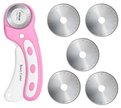 Produktbild von Rollschneider 45 mm - Mit 5 Ersatzklingen und Sicherheitsverschluss - Zum Schneiden von Stoff, Leder, Papier und Bastelarbeiten - Rosa