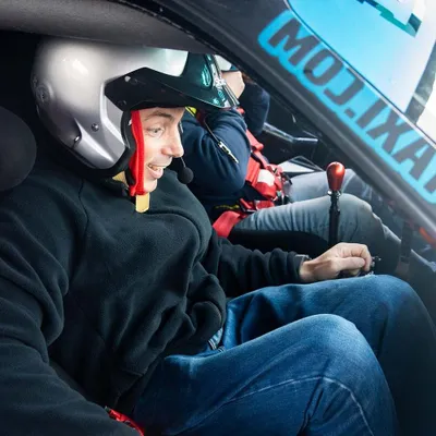 Produktbild von Jochen Schweizer Drift-Taxi Mitfahrt am Nürburgring; Erlebnis verschenken oder selbst erleben; Gutschein gültig für 1 Person