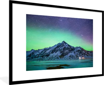 Produktbild von MuchoWow® Gerahmtes Poster Berg - Nordlichter - Schweden - Schnee - Grün - Winter 90x60 cm - Poster mit Schwarzem Bilderrahmen Wandposter Rahmen Foto Bilder - Wanddekoration - Fotos