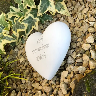 Produktbild von Radami Grabdekoration weiß mit Herz & Engel Motiv und Spruch 'Ich vermisse Dich', aus Steinguss, Handarbeit, 12x12x4,5 cm, 580g