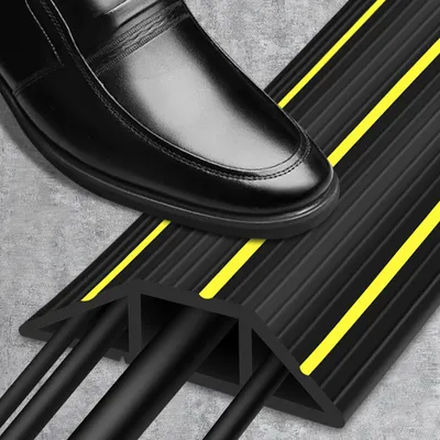 Zdjęcie produktu dla 2-metrowy gumowy osłoniacz kabli z 3 kanałami