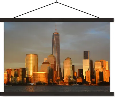 Produktbild von MuchoWow® Textilposter Die Skyline von New York mit dem One World Trade Center 90x60 cm mit schwarzem Rahmen - Aufhängungssatz