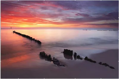 Produktbild von Wallario Wandbild Sandstrand im Sonnenuntergang - Roter Himmel, Größe: 61 x 91,5 cm, Poster mit rahmenlosen Bildhalter