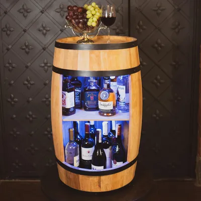 Produktbild von Holzfass in heller Eichenoptik Hausbar mit LED – Rustikale Minibar im Weinfass Design – Weinregal & Flaschenständer aus Holz – Vintage Fassbar für Wohnzimmer, Bar oder Partykeller – ca. 80 cm LED Mehrfarbig