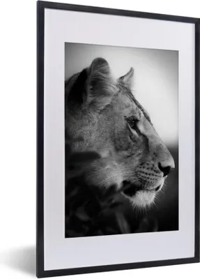 Produktbild von MuchoWow® Gerahmtes Poster Porträt eines Tigers im Dschungel - schwarz und weiß 40x60 cm - Poster mit Schwarzem Bilderrahmen Wandposter Rahmen Foto Bilder - Poster in Rahmen