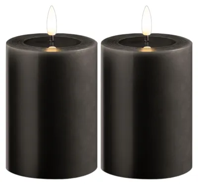 Produktbild von 2er Set Stumpenkerzen LED grau klein - Echtwachskerze mit beweglicher Flamme flackernd mit Echtwachspiegel - Timerfunktion für 6 Stunden warmweißes Licht 7,5cm ø 10cm Höhe - 2 AA Batterien nötig