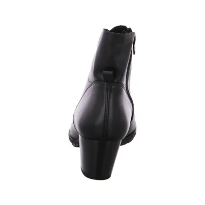 Produktbild von Dieser hochwertig verarbeitete Schnürstiefel von Gabor lässt keine modischen Wünsche offen. Komfort trifft auf tolle Materialien, die ihre Füße wie auf Wolken gehen lässt. Die rutschfeste Sohle sorgt für einen festen Stand und dank des seitlichen Reißverschlusses brauchen Sie ihre neuen Wegbegleiter nicht jedes mal wieder festzubinden. Dank der herausnehmbaren Innensohle können Sie sogar ihre Füße auf ihre eigenen Bedürfnisse anpassen. Der 5cm hohe Absatz sorgt noch zusätzlich für pure Eleganz