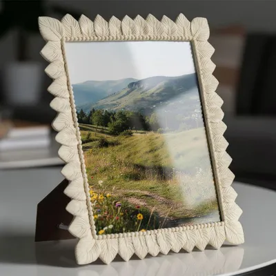Obrázok produktu pre Fotorámik z krémovej živice 26,9x1,8x31,8 cm (vnútorný rozmer 20x25 cm)