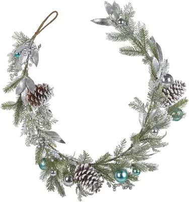 Produktbild von BELIANI Weihnachtsgirlande Grün und Silber Kunststoff 150 cm mit Schnee Beeren Kugeln Zapfen Deko zum Aufhängen für Kamin Treppe Geländer Fenster Innen