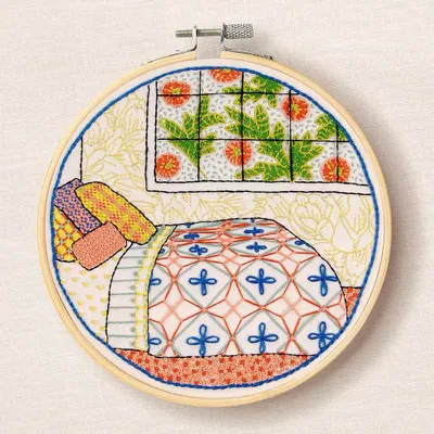 Produktbild von DMC Plattstich Stickpackung mit Stickrahmen "Gemütliches Schlafzimmer ", vorbedruckt, Diam. 14,5cm