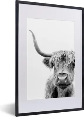 Produktbild von MuchoWow® Gerahmtes Poster Schottischer Highlander - Tiere - Schwarz - Weiß 40x60 cm - Poster mit Schwarzem Bilderrahmen Wandposter Rahmen Foto Bilder - Poster in Rahmen