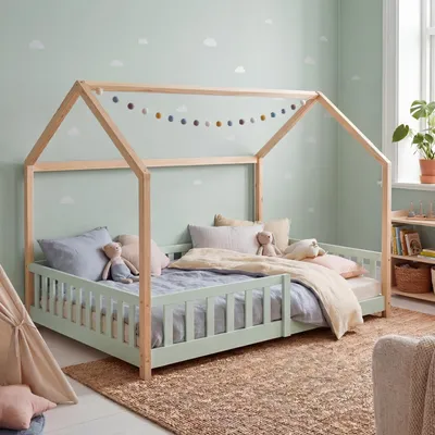 Produktbild von Hausbett ‘Hesel’ für Kinder mit Rausfallschutz 140 x 200 cm Kiefernholz Mintgrün/Natur