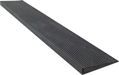 Produktbild von Rampenhilfe aus Gummi – Auffahrrampe – Verbesserung der Zugänglichkeit – Rutschfeste Oberfläche – 25x150x900 mm – Schwarz