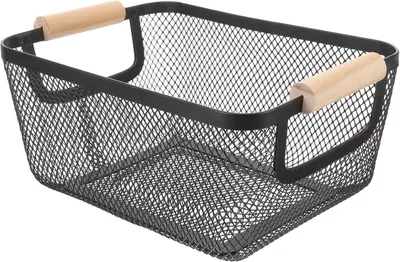 Productafbeelding van Grote designmand met een zwarte, rechthoekige houten handgreep, een metalen en draadmand voor opbergruimte en organisatie in de Scandinavische badkamer