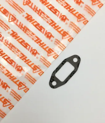 A single gasket is placed on a white background next to packaging material with the STIHL logo repeated.