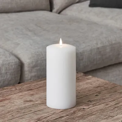 Zdjęcie produktu dla Świeca LED TruGlow® o wysokości 20 cm, imitująca prawdziwą świecę, z pilotem i timerem. Biała świeca LED, zasilana bateriami, do użytku w pomieszczeniach