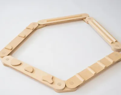 Produktbild von Balancebalken aus Naturholz – Balancierpfad mit sensorischen Elementen – 11-teilig – beidseitig glatt und strukturiert