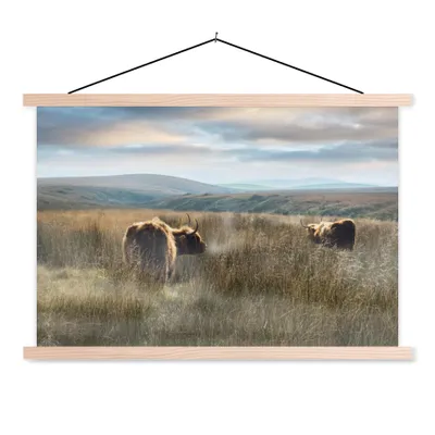 Produktbild von MuchoWow® Textilposter Schottische Highlander - Nebel - Gras 120x80 cm mit holzfarbenen Rahmen - Aufhängeset