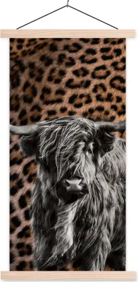 Produktbild von MuchoWow® Textilposter Schottisches Hochlandrind - Pantherdruck - Schwarz - Weiß 40x80 cm mit holzfarbenen Rahmen - Wohnzimmer