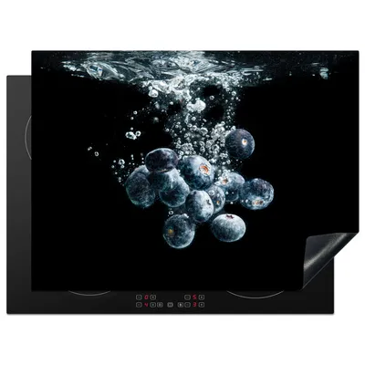 Obrázek produktu pro KitchenYeah® Krycí deska na sporák borůvky - ovoce - bobule - zátiší - voda - černá, 70x52cm, dekorace do kuchyně, keramická krycí deska, krycí deska na varnou desku