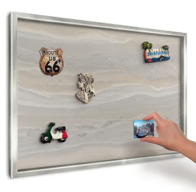 Produktbild von Magnettafel 60x40 cm in einem silbernen Rahmen - Magnetische Metalltafel, Magnetpinnwand zur Wandmontage für Wohnzimmer, Küche, Flur, Kinderzimmer und Büro - Marmorstruktur