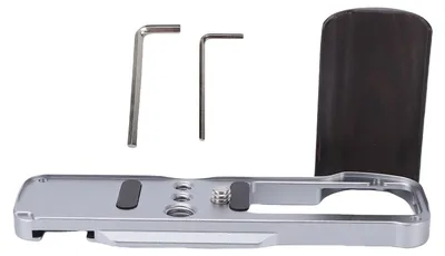 Zdjęcie produktu dla Uchwyt typu L z rączką, pasujący do aparatu Fujifilm X 100VI; aluminiowa płytka szybkiej wymiany z drewnianą rączką; otwór na śrubę 1/4 cala; kolor srebrny