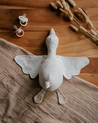 Obrázek produktu pro Little Livo Ručně vyrobená plyšová husa – 28 x 36 cm – vzor konfety – 100 % bavlna s měkkou fleecovou výplní