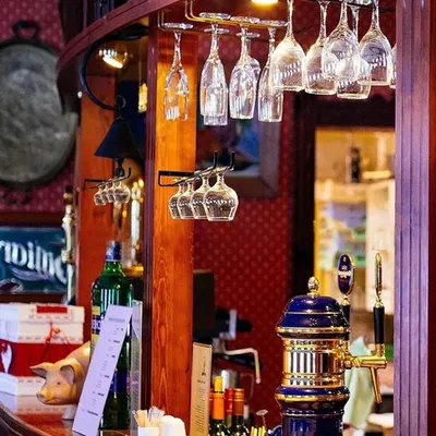 Weinflaschenhalter für 2 Gläser - Hängeregal für Wein für Bar und Küche - Ideal zur Weinlagerung und Dekoration