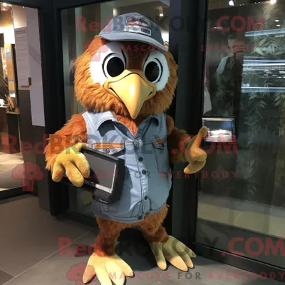 Productafbeelding van Mascottekarakter REDBROKOLY van een havik gekleed met een overall en portefeuilles