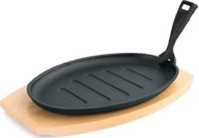 Produktbild von Servierpfanne oval Gusseisen mit Holzuntersetzer und Griff